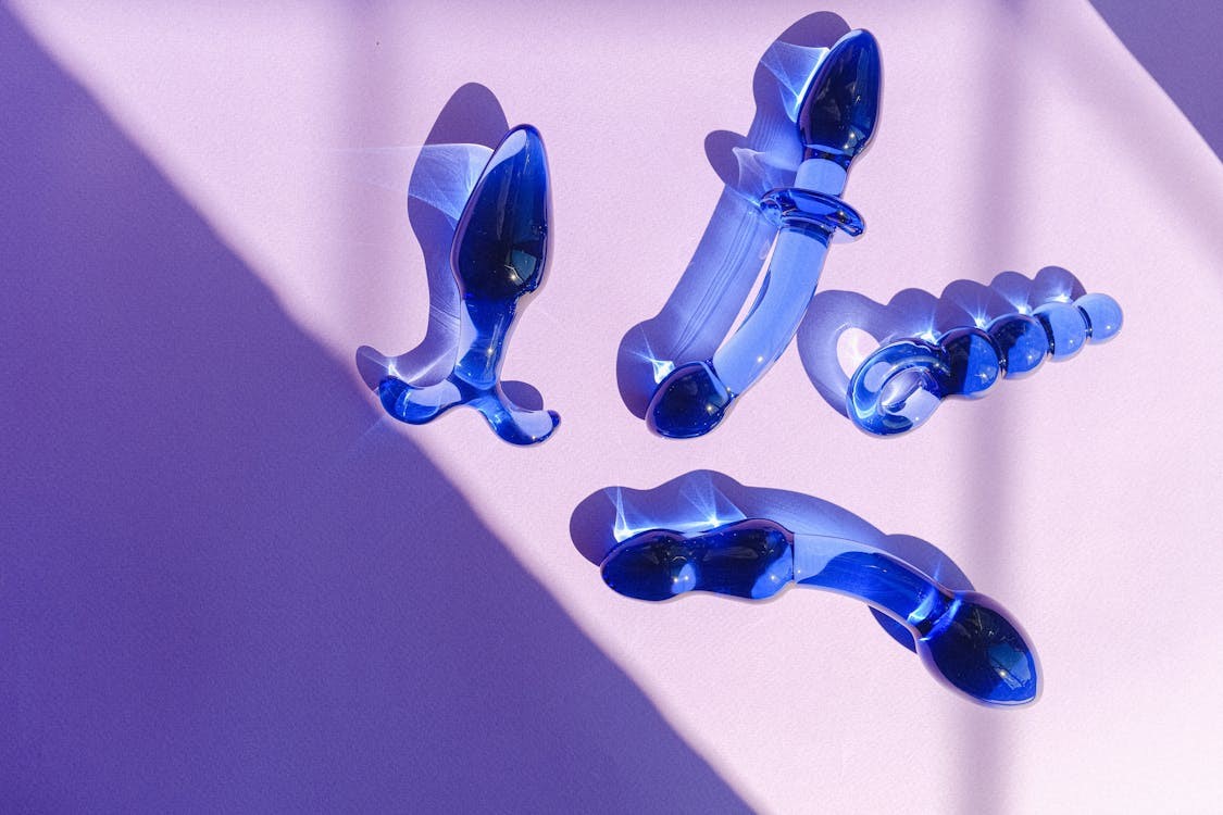 En mängd olika glas som dildos och sexleksaker för alla olika typer av sexuellt nöje.