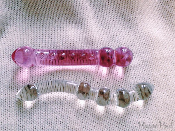 En dildo i fängslande rosa, den andra i orörd klarhet. Perfekt för dina intima önskemål och njutbar lektid.
