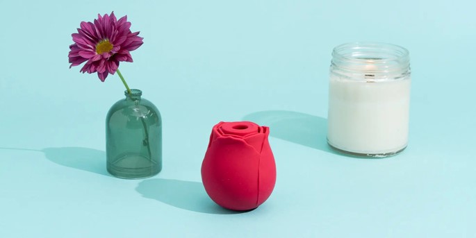 Prachtige set met kaarsen en een mooie bloem, met één van de beste en bestverkochte seksspeeltjes van Rose Toy.