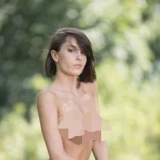 Ana Bell Evans, una delle migliori pornostar femminili, leggi la sua biografia e scopri in quali video porno è apparsa.