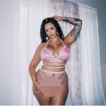 BADKITTYYY, uma das principais estrelas pornôs dos EUA, leia sua biografia e veja em quais vídeos pornôs ela atuou.