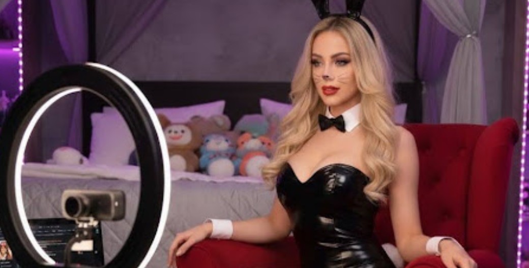 Flirtbate Cam Model Sexy beautiful blonde flirtbate cam model in her sexy tight black bunny looking costume going to play with her audience.